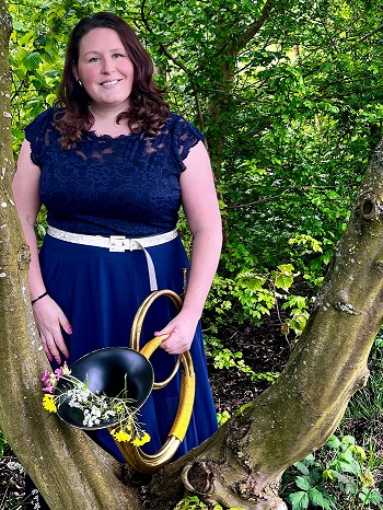 Barokhoorniste Isabelle Roelofs met een Juhasz barokhoorn gevuld met bloemen