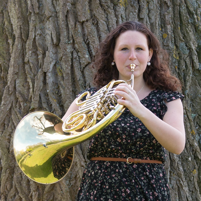 Isabelle Roelofs geeft muziekles in Moerkapelle