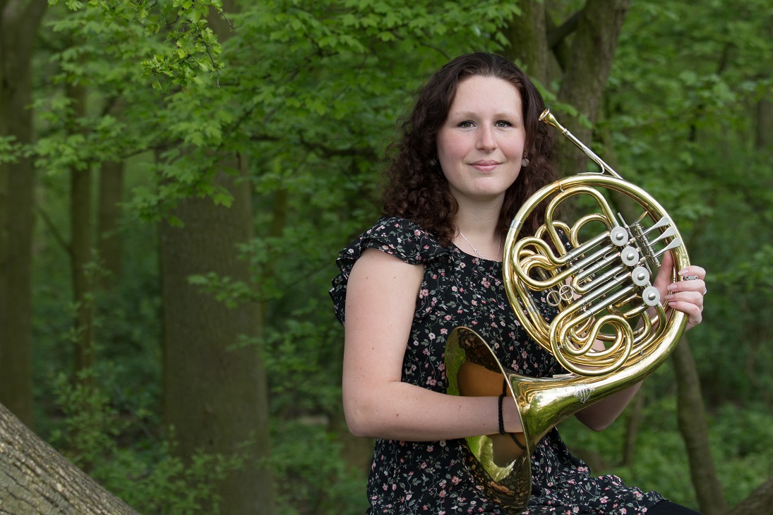 Isabelle Roelofs in het Kralingse bos