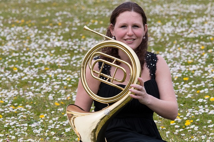 Isabelle Roelofs met natuurhoorn